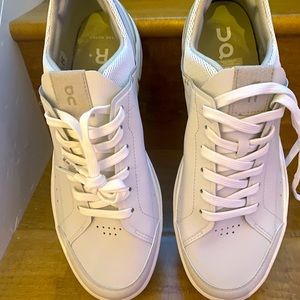 Brand new top of line sneaker ON RUNNING The Roger clubhouse